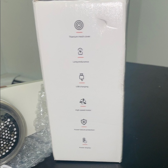 Electric Lint Remover in White and Black - Picture 4 of 4